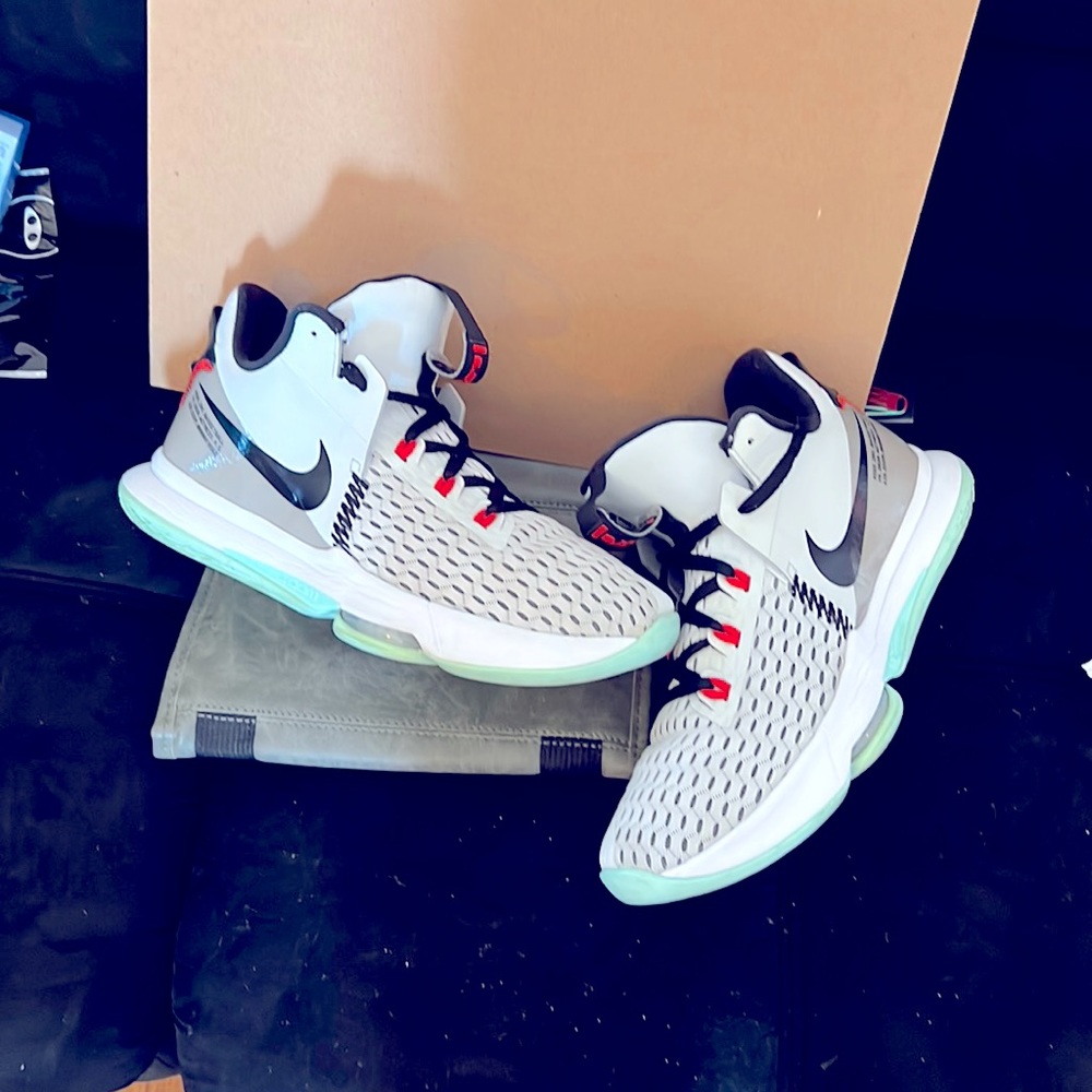 LeBron’s size 11 men’s